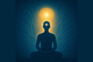 Ilustrasi spiritual bergaya futuristik menampilkan sosok manusia duduk bersila dalam posisi meditasi, diselimuti cahaya keemasan yang memancar dari kepala dan jantungnya. Latar belakang biru gelap bertabur bintang menggambarkan alam semesta, dengan garis-garis cahaya halus menyatu di sekeliling sosok itu, melambangkan kesatuan antara manusia, alam, dan kesadaran Ilahi.